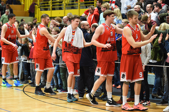 Redlich verdientes Abklatschen: Sowohl für die Top-Leistung der Uni Baskets als auch für die klasse unterstützenden Fans. (Foto: Ulrich Petzold)