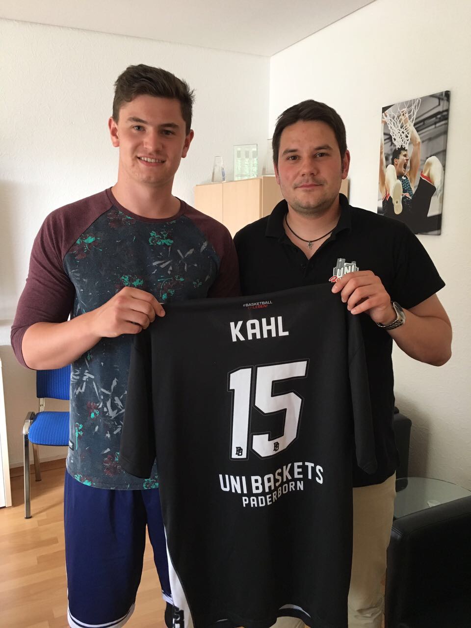 Freut sich mit Geschäftsführer Dominik Meyer auf die kommenden zwei Uni Baskets-Jahre: Luca Kahl.