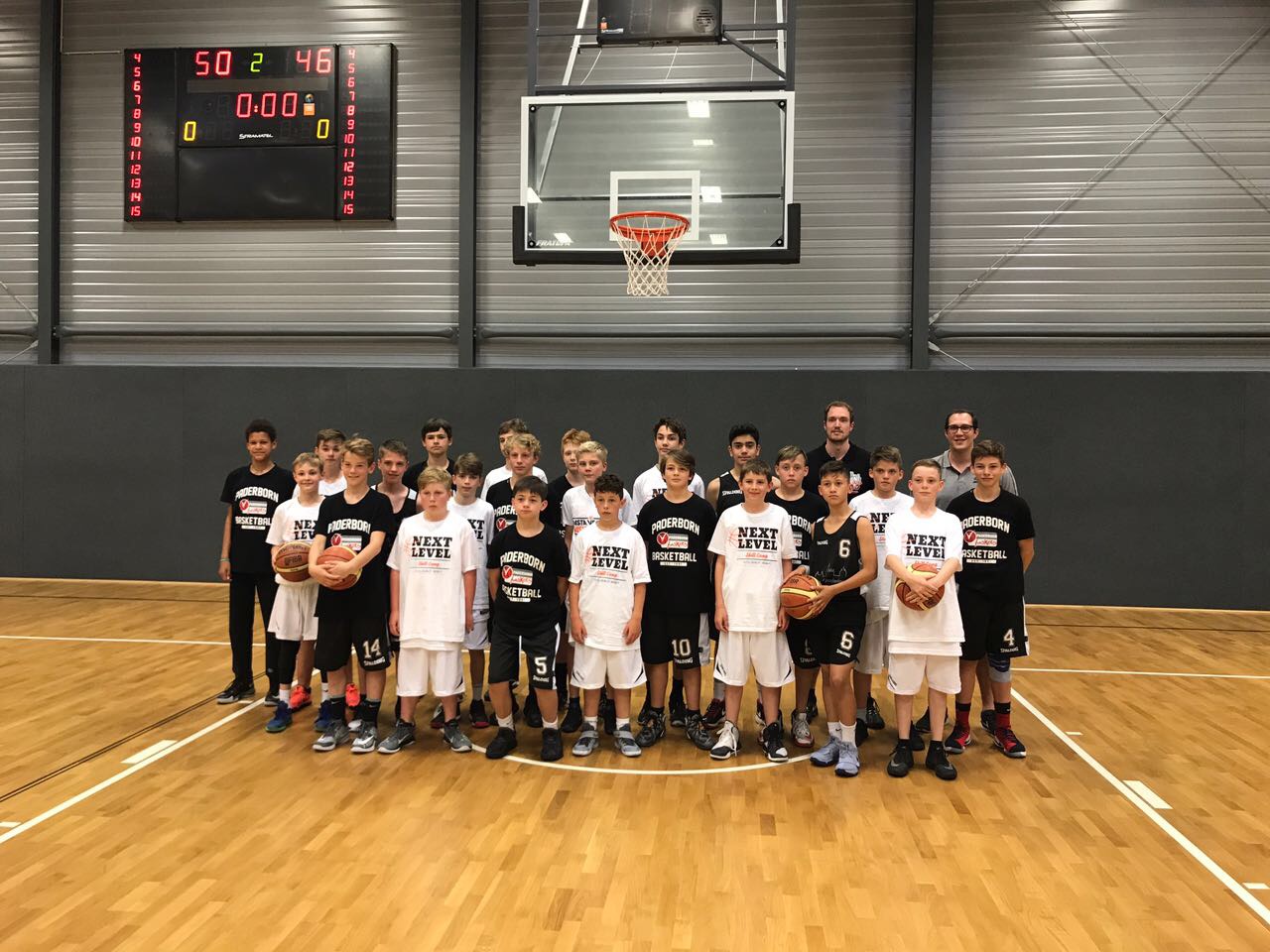 Die U14 (hier mit dem Team des Gastgebers) erreichte in Vechta den dritten Rang.